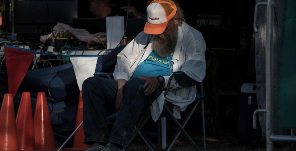 Lazarus Lake (Gary Cantrell) tar en tupplur.